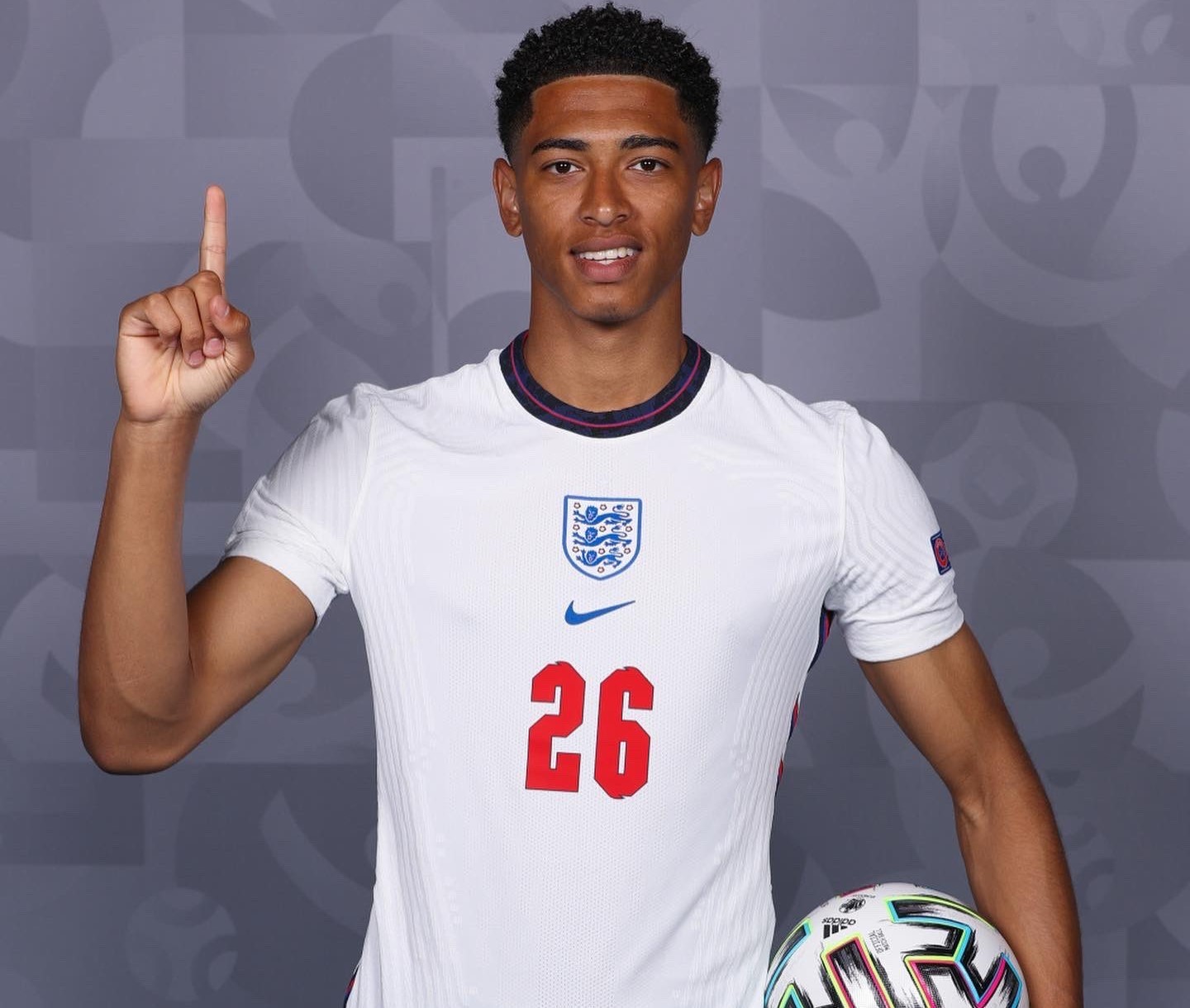 皇马在国家德比后失利，阿隆索面临下课危机，巴萨趁机领跑，西甲争冠形势严峻。（皇马德比败北阿隆索帅位告急，巴萨趁势领跑，西甲争冠白热化）