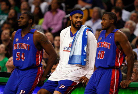 德里克·怀特闪耀全场，助力球队胜利（德里克·怀特大放异彩，领衔球队取胜）