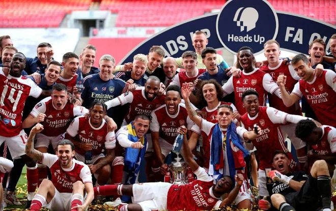 梅西出席梅西杯开幕活动，并与现场小球员们互动（梅西亮相梅西杯开幕式，与现场小球员亲切互动）