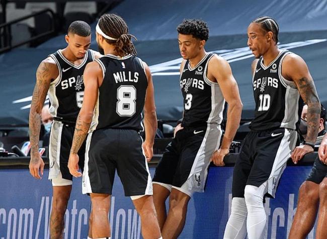 太阳报：森林后卫埃纳在养伤期间和其他球员的女友谈恋爱（太阳报称：森林后卫埃纳伤停期间疑与其他球员的女友相恋）