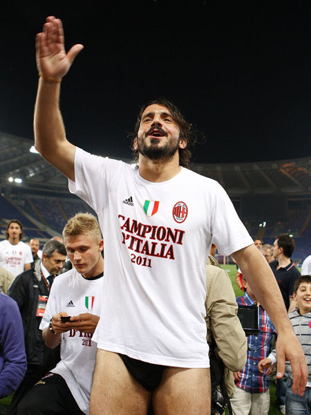 西甲战报：姆巴佩点射+追平C罗纪录，皇马2-0塞维利亚（西甲快讯：姆巴佩点射追平C罗纪录，皇马2-0击退塞维利亚）